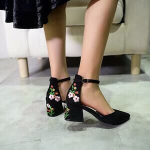 Mila Lady Novia Embroidered Pumps